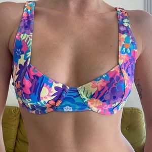 Kulani Kinis top Rainbow Jungle